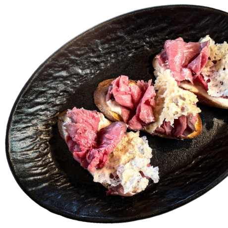 Брускета з ростбіфом та карамелізованою цибулею